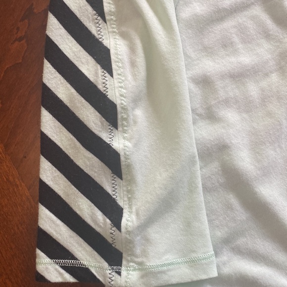 Unique long tee. - Picture 4 of 5